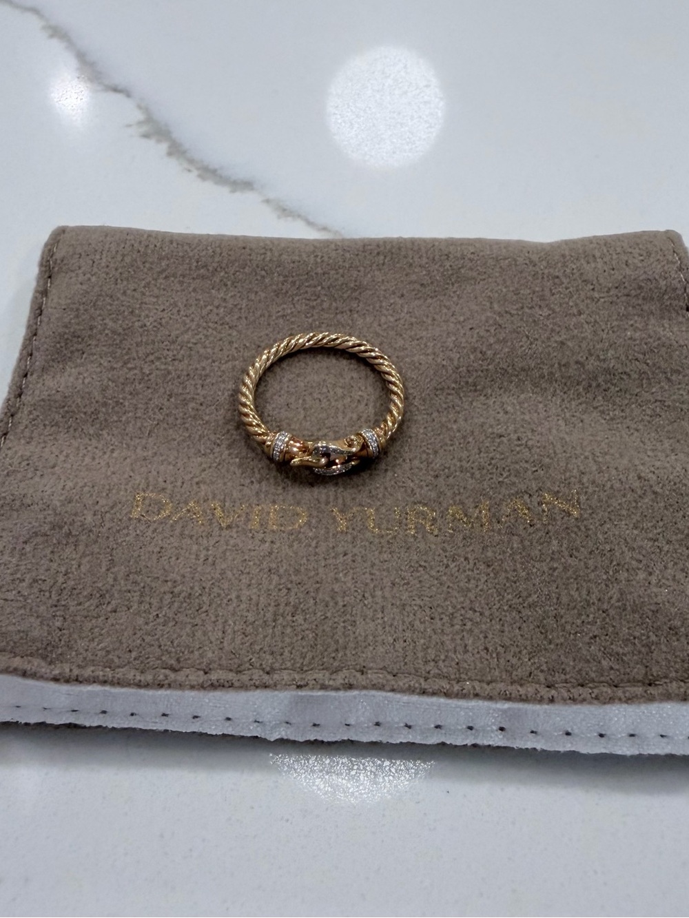 David Yurman PETITE BUCKLE RING
18K Yellow Gold with Diamonds, 2mm, size 6 - Picture 10 of 12